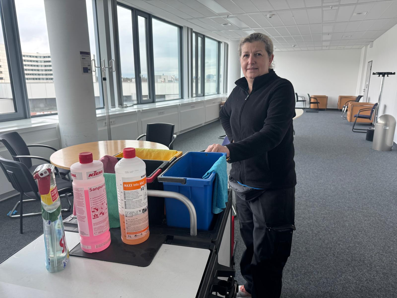 Putzelfen Mitarbeiterin mit professioneller Reinigungsausrüstung im Büro